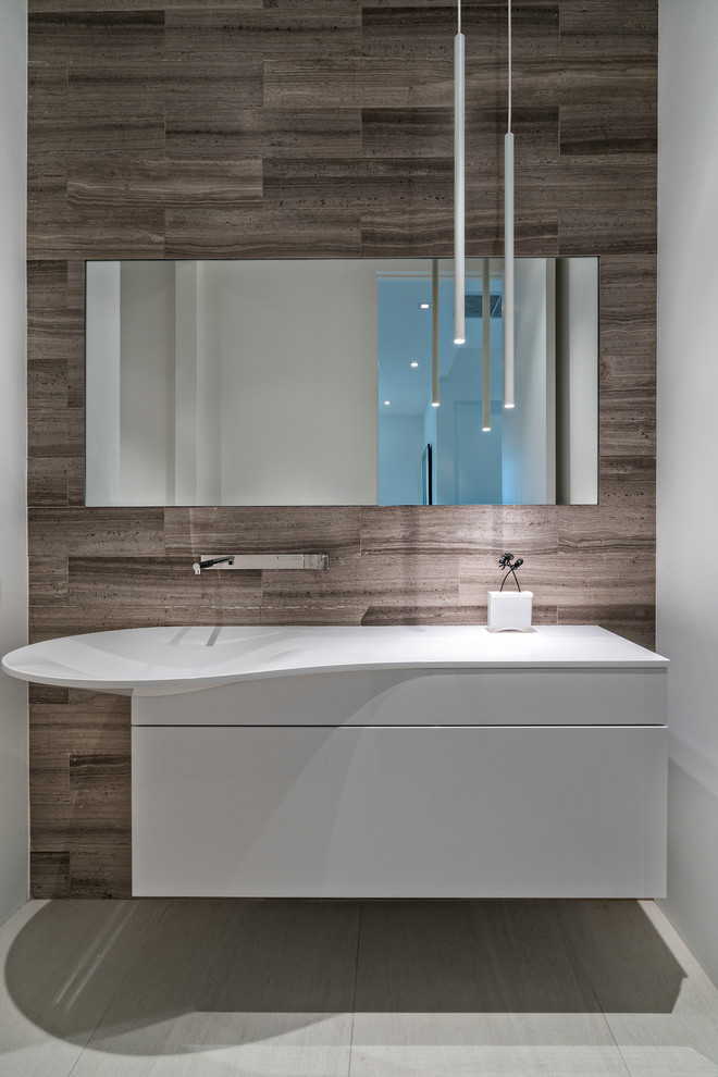 Immagine di un bagno di servizio design con ante lisce, ante bianche, lavabo integrato e pavimento grigio