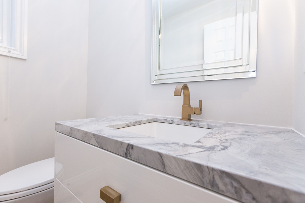 Ispirazione per un piccolo bagno di servizio moderno con ante lisce, ante bianche, pareti bianche, lavabo sottopiano e top in quarzite