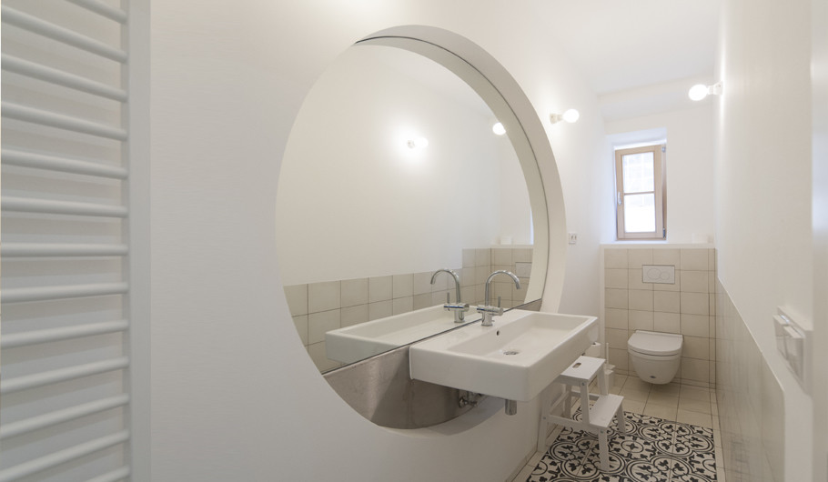 Inspiration pour un petit WC suspendu nordique avec un mur blanc, un sol en carrelage de céramique et un lavabo suspendu.
