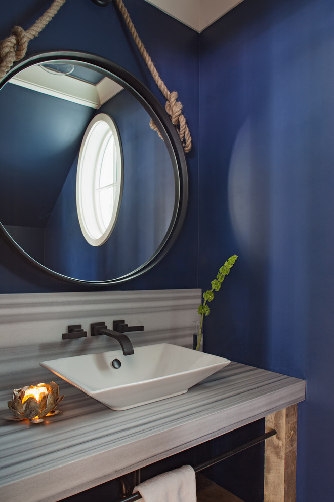 Foto di un bagno di servizio stile marino con nessun'anta, ante in legno scuro, pareti blu, parquet scuro, lavabo a bacinella, top in marmo, pavimento marrone e top grigio