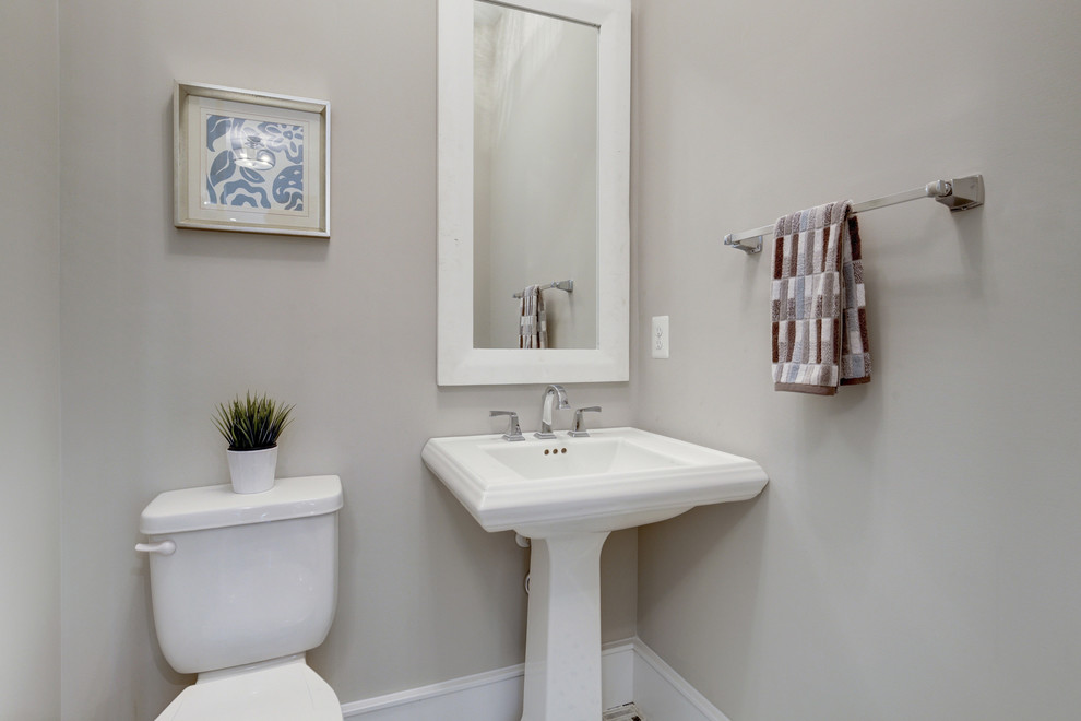 Kleine Klassische Gästetoilette mit Toilette mit Aufsatzspülkasten, grauer Wandfarbe und Sockelwaschbecken in Washington, D.C.