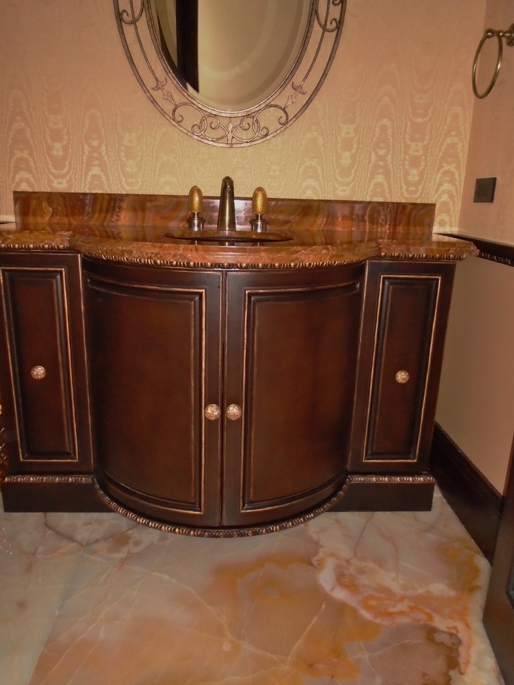 Immagine di un piccolo bagno di servizio chic con lavabo sottopiano, consolle stile comò, ante in legno bruno, top in onice, piastrelle arancioni e pareti beige
