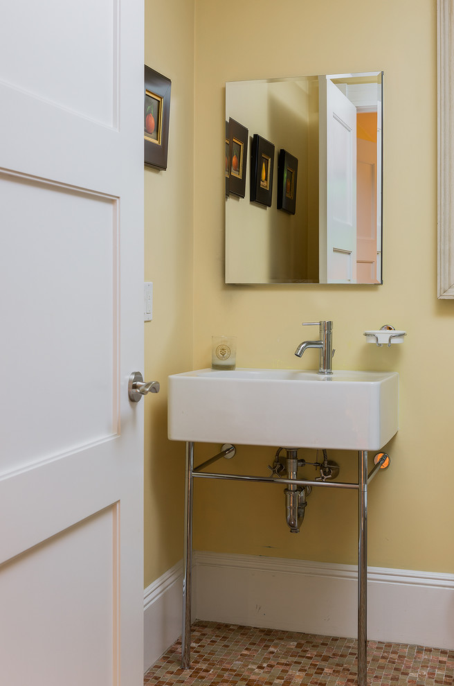 Diseño de aseo clásico pequeño con lavabo tipo consola, paredes amarillas y suelo de baldosas de cerámica