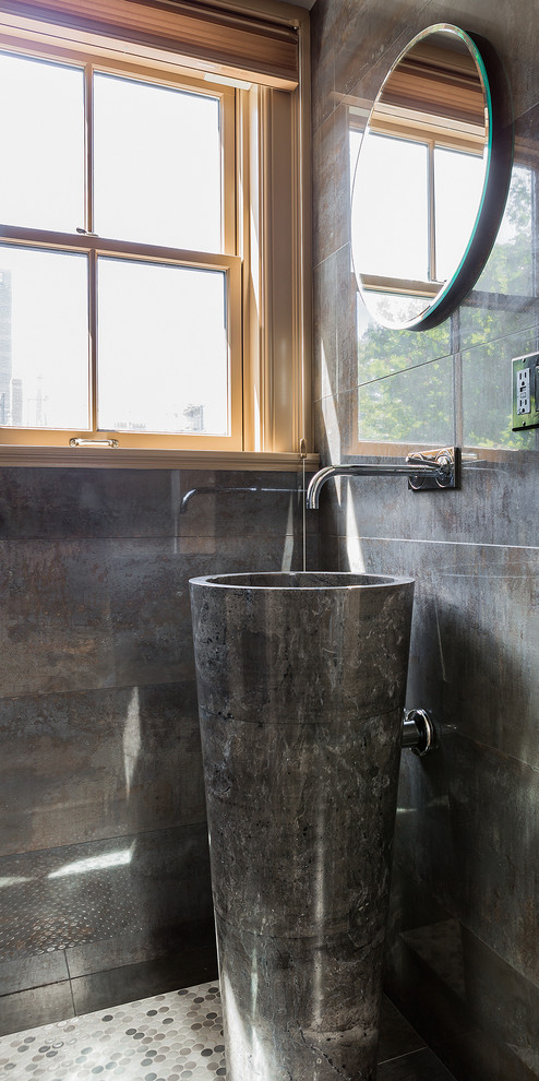 Immagine di un piccolo bagno di servizio minimal con lavabo a colonna, piastrelle grigie, pareti grigie e pavimento in pietra calcarea