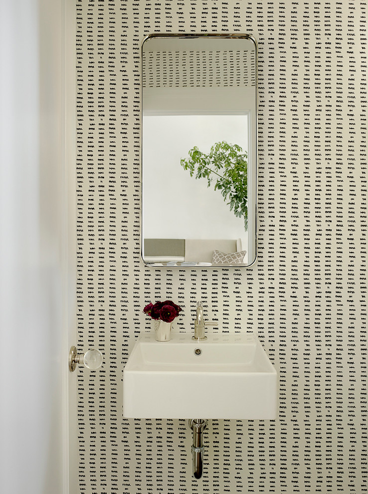 Стильный дизайн: туалет в современном стиле с подвесной раковиной и разноцветными стенами - последний тренд