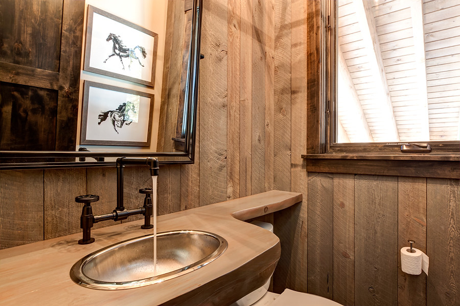Idées déco pour un WC et toilettes classique avec un mur gris et un plan de toilette en bois.