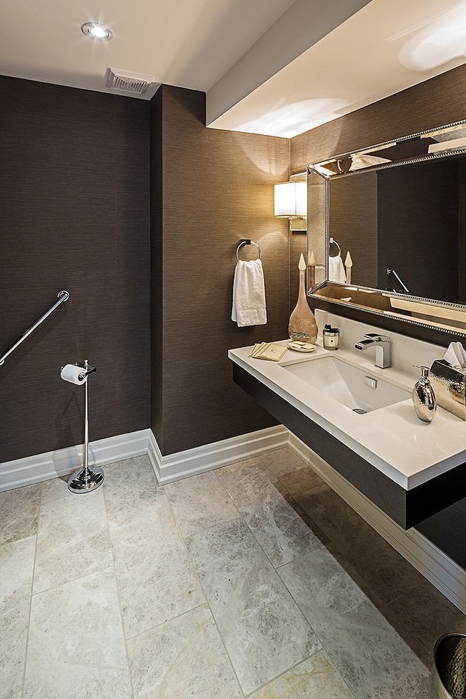 Cette image montre un grand WC et toilettes traditionnel avec un lavabo encastré, un mur noir et un carrelage beige.