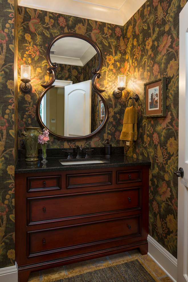 Klassische Gästetoilette mit Unterbauwaschbecken, Schrankfronten mit vertiefter Füllung, dunklen Holzschränken und schwarzer Waschtischplatte in Minneapolis