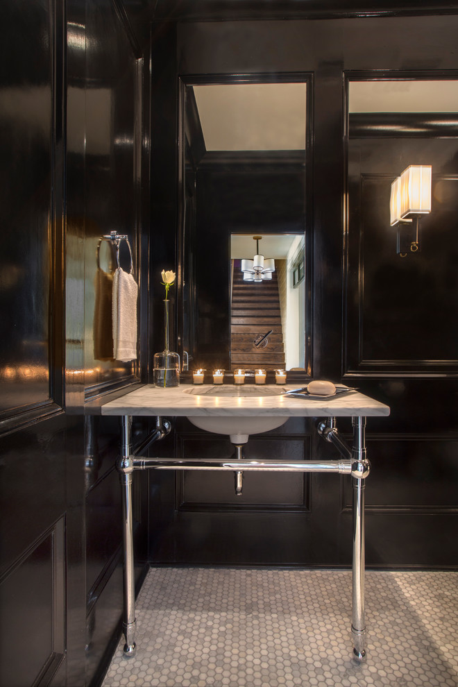 Mittelgroße Klassische Gästetoilette mit schwarzer Wandfarbe und Marmorboden in New Orleans