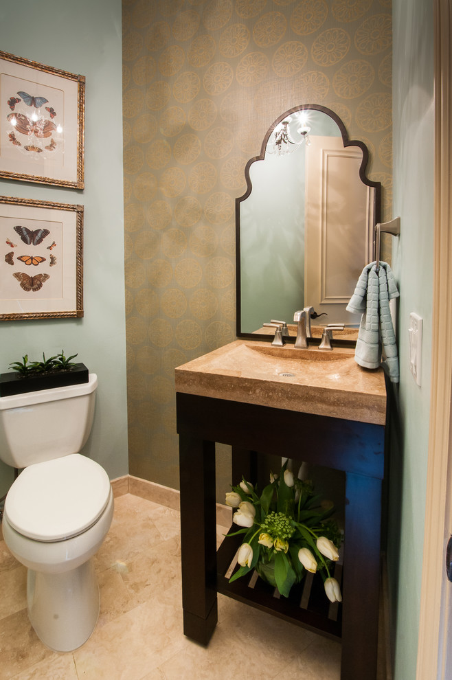 Ispirazione per un bagno di servizio classico con lavabo integrato, WC a due pezzi, consolle stile comò, ante in legno bruno e top in travertino