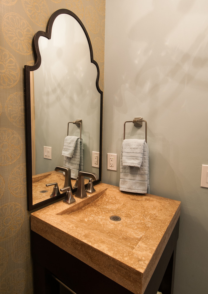 Ejemplo de aseo clásico renovado con lavabo integrado, sanitario de dos piezas, armarios tipo mueble, puertas de armario de madera en tonos medios, encimera de travertino y baldosas y/o azulejos beige