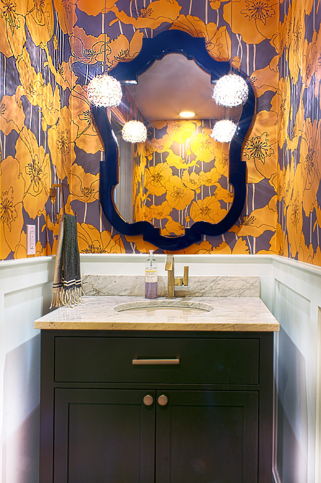 Exempel på ett litet klassiskt toalett, med möbel-liknande, svarta skåp, flerfärgade väggar, ett undermonterad handfat och bänkskiva i kvarts