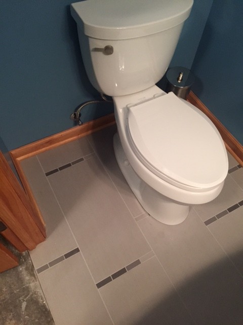 Cette image montre un WC et toilettes traditionnel avec un lavabo de ferme, WC séparés, un carrelage gris, des carreaux de porcelaine, un mur bleu et un sol en carrelage de porcelaine.