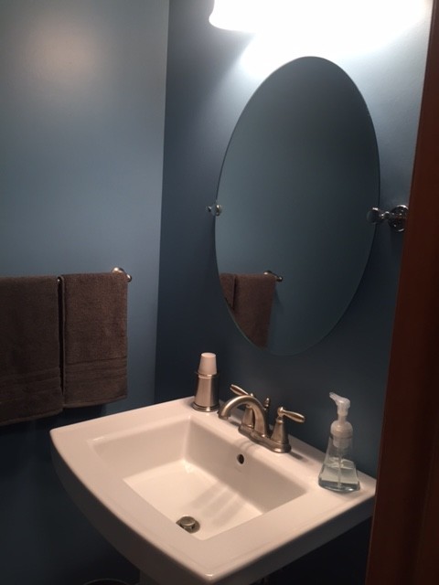 Foto de aseo clásico renovado con lavabo con pedestal, sanitario de dos piezas, baldosas y/o azulejos grises, baldosas y/o azulejos de porcelana, paredes azules y suelo de baldosas de porcelana