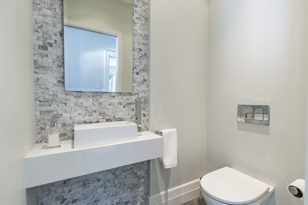 Esempio di un bagno di servizio classico con WC sospeso, piastrelle grigie, piastrelle di marmo, pareti grigie e lavabo a bacinella