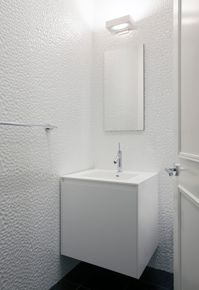 Imagen de aseo contemporáneo con lavabo integrado, armarios con paneles lisos, puertas de armario blancas y baldosas y/o azulejos blancos