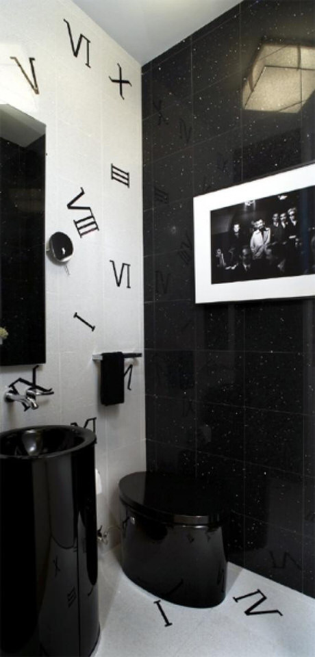 Idee per un bagno di servizio moderno di medie dimensioni con WC monopezzo, pistrelle in bianco e nero, piastrelle nere, piastrelle in pietra, pareti nere, lavabo a colonna, pavimento con piastrelle in ceramica e pavimento nero