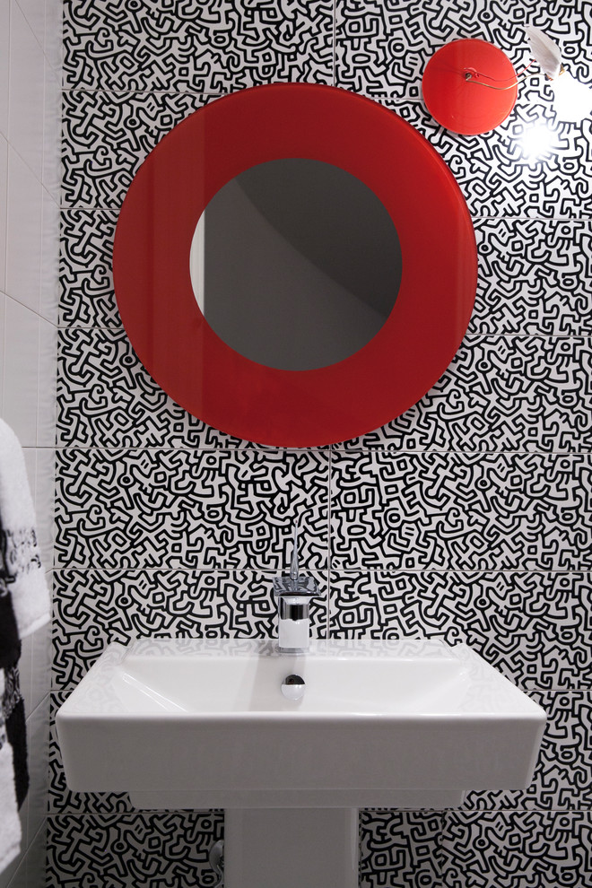 Kleine Moderne Gästetoilette mit Toilette mit Aufsatzspülkasten, schwarz-weißen Fliesen, weißen Fliesen, Keramikfliesen, weißer Wandfarbe, Keramikboden, Sockelwaschbecken und schwarzem Boden in New York