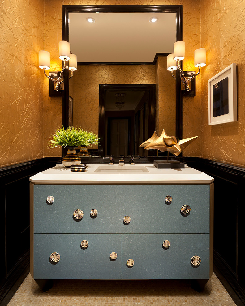 Klassische Gästetoilette mit Unterbauwaschbecken, flächenbündigen Schrankfronten und blauen Schränken in New York
