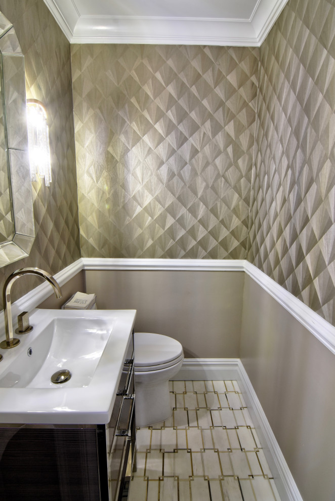 Foto di un piccolo bagno di servizio minimalista con consolle stile comò, ante marroni, WC a due pezzi, pareti beige, pavimento in marmo, lavabo da incasso, pavimento bianco e top bianco