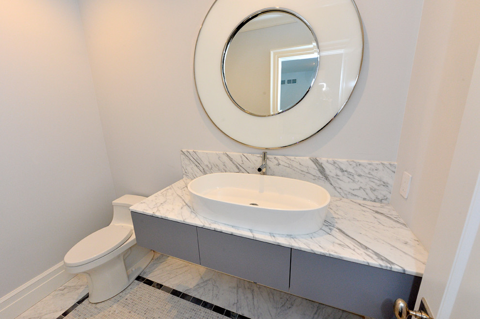 Kleine Moderne Gästetoilette mit flächenbündigen Schrankfronten, grauen Schränken, Toilette mit Aufsatzspülkasten, grauer Wandfarbe, Marmorboden, Aufsatzwaschbecken, Marmor-Waschbecken/Waschtisch und weißer Waschtischplatte in New York
