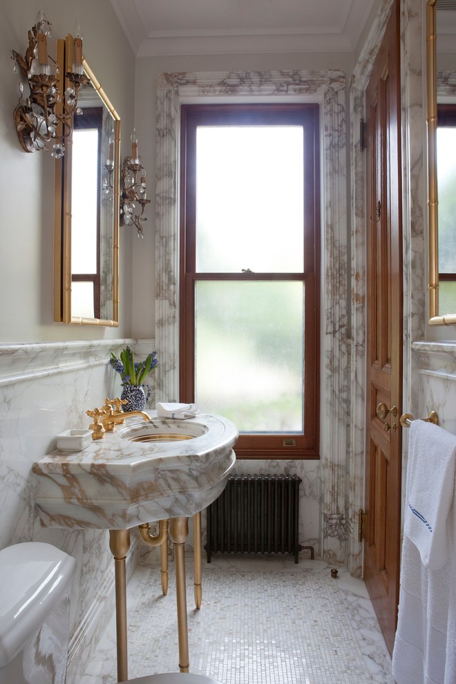 Diseño de aseo tradicional con paredes beige, lavabo tipo consola, suelo blanco y encimeras multicolor