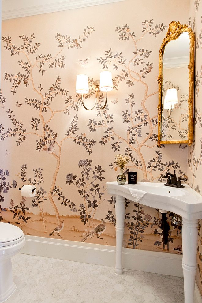 Esempio di un piccolo bagno di servizio chic con piastrelle bianche, pareti multicolore, pavimento in marmo, lavabo a consolle e pavimento bianco
