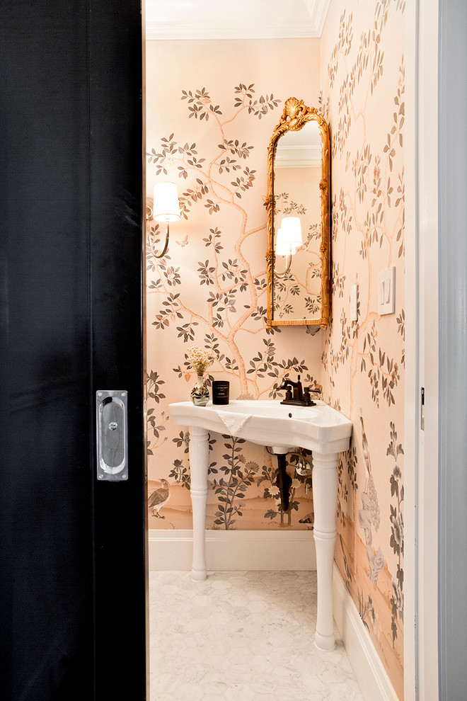 Foto di un piccolo bagno di servizio chic con WC a due pezzi, piastrelle bianche, piastrelle in gres porcellanato, pareti multicolore, pavimento in marmo e lavabo a colonna