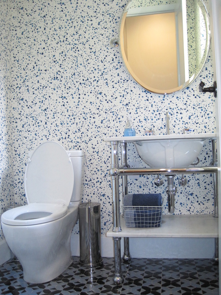 Réalisation d'un petit WC et toilettes design avec un lavabo encastré, un placard sans porte, un plan de toilette en marbre, un mur multicolore et un sol en carrelage de céramique.