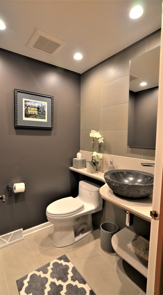На фото: маленький туалет в стиле модернизм с унитазом-моноблоком, коричневой плиткой, керамогранитной плиткой, фиолетовыми стенами, полом из керамогранита, настольной раковиной, столешницей из искусственного кварца и серым полом для на участке и в саду с