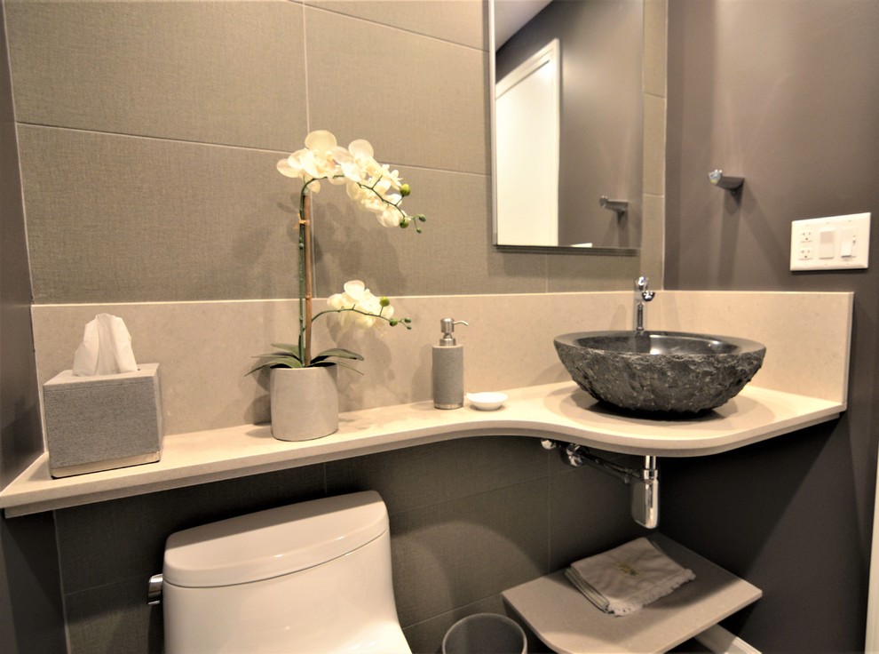 Exemple d'un petit WC et toilettes moderne avec WC à poser, un carrelage marron, des carreaux de porcelaine, un mur violet, un sol en carrelage de porcelaine, une vasque, un plan de toilette en quartz modifié et un sol gris.