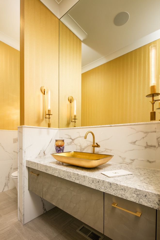 Exempel på ett mellanstort klassiskt toalett, med släta luckor, bruna skåp, grå kakel, vit kakel, marmorkakel, flerfärgade väggar, klinkergolv i porslin, ett fristående handfat och brunt golv