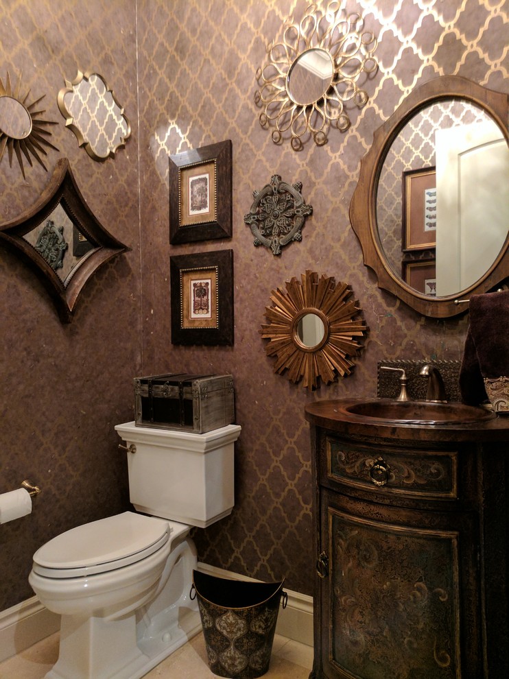 Inspiration för ett litet vintage toalett, med möbel-liknande, skåp i slitet trä, en toalettstol med hel cisternkåpa, lila väggar, travertin golv, bänkskiva i koppar, beiget golv och ett nedsänkt handfat
