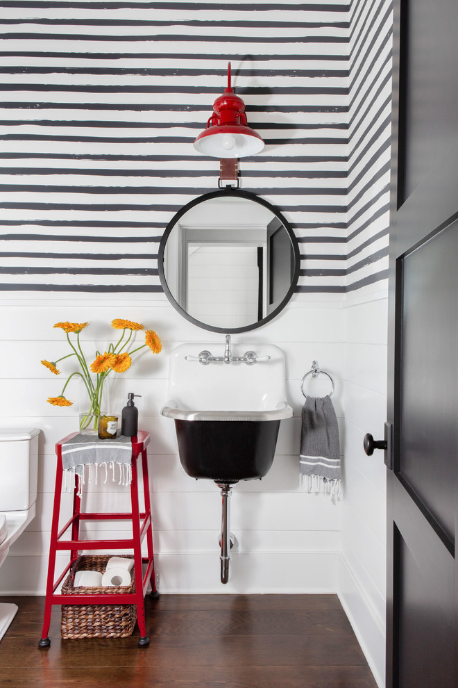 Immagine di un grande bagno di servizio country con nessun'anta, WC a due pezzi, pareti multicolore, parquet scuro, lavabo sospeso e pavimento marrone