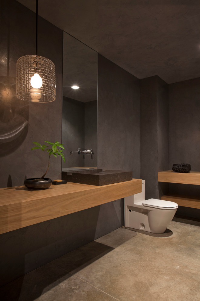 Свежая идея для дизайна: туалет в современном стиле с настольной раковиной, столешницей из дерева, серыми стенами, унитазом-моноблоком и коричневой столешницей - отличное фото интерьера
