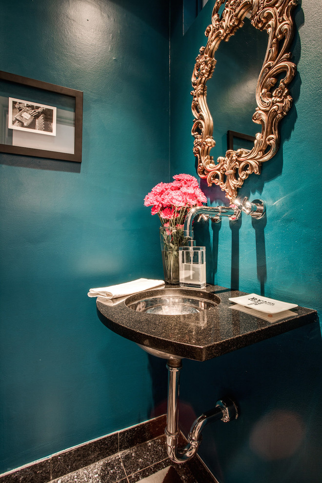 Exemple d'un petit WC et toilettes éclectique avec un lavabo suspendu, un plan de toilette en granite, WC à poser, un mur bleu et un sol en marbre.