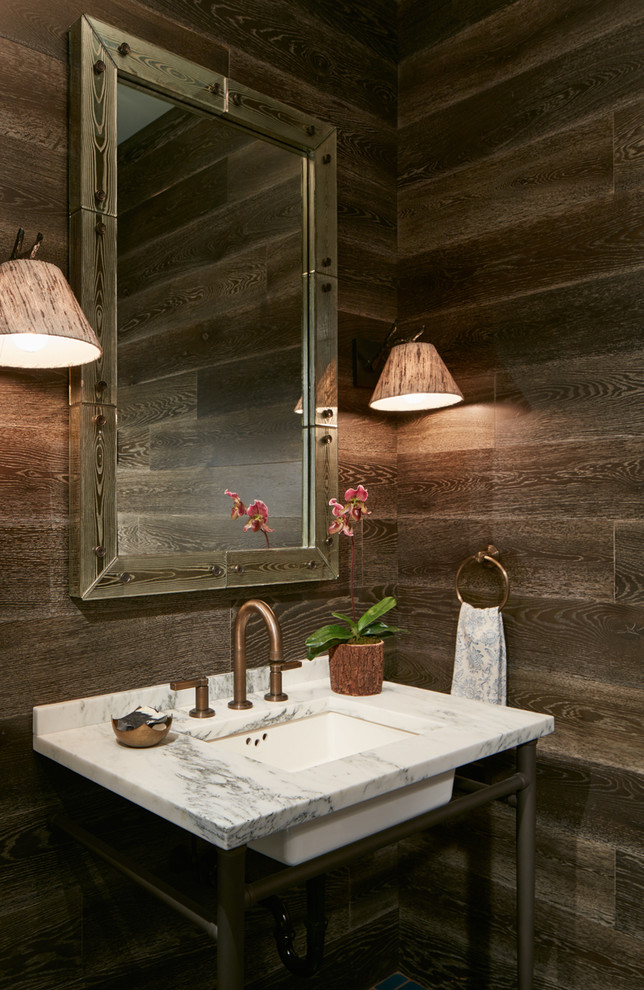 Immagine di un piccolo bagno di servizio stile rurale con pareti marroni, lavabo sottopiano e top bianco