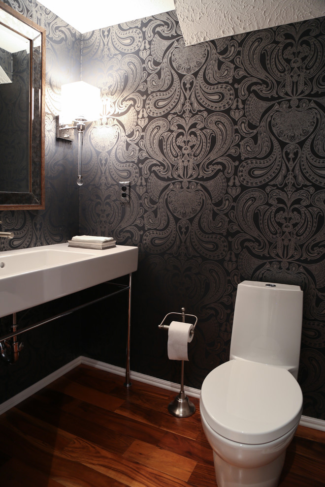Foto di un bagno di servizio contemporaneo di medie dimensioni con WC monopezzo, piastrelle bianche, lastra di pietra, pareti nere, pavimento in legno massello medio e lavabo rettangolare