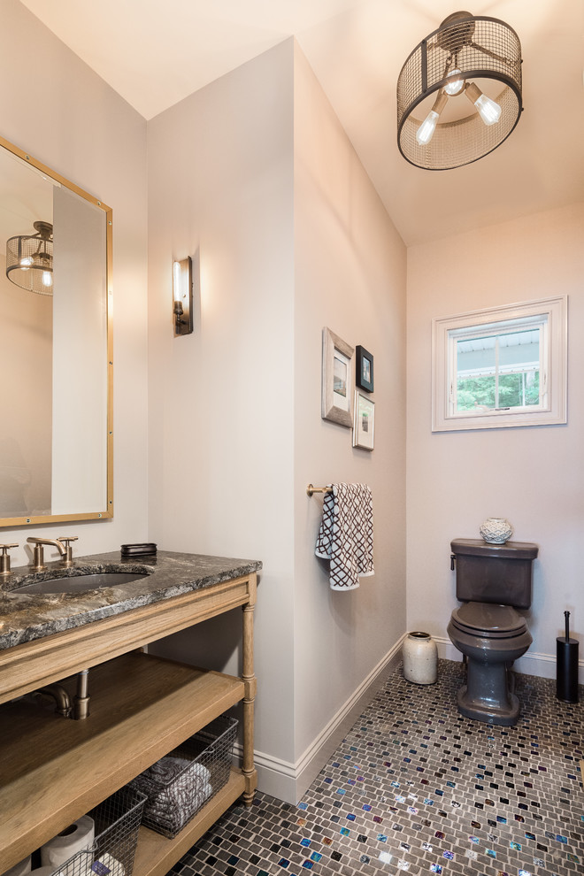 Cette photo montre un WC et toilettes chic en bois vieilli de taille moyenne avec un placard en trompe-l'oeil, WC à poser, un mur gris, un sol en marbre, un lavabo encastré, un plan de toilette en granite et un sol noir.