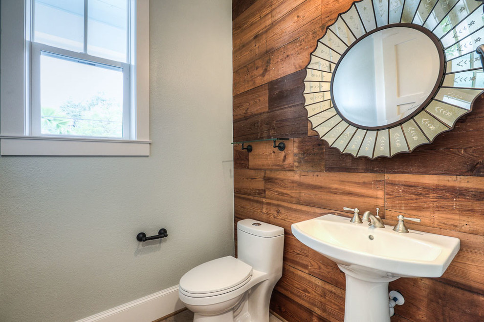 Mittelgroße Country Gästetoilette mit Toilette mit Aufsatzspülkasten, grüner Wandfarbe, hellem Holzboden und Sockelwaschbecken in Houston