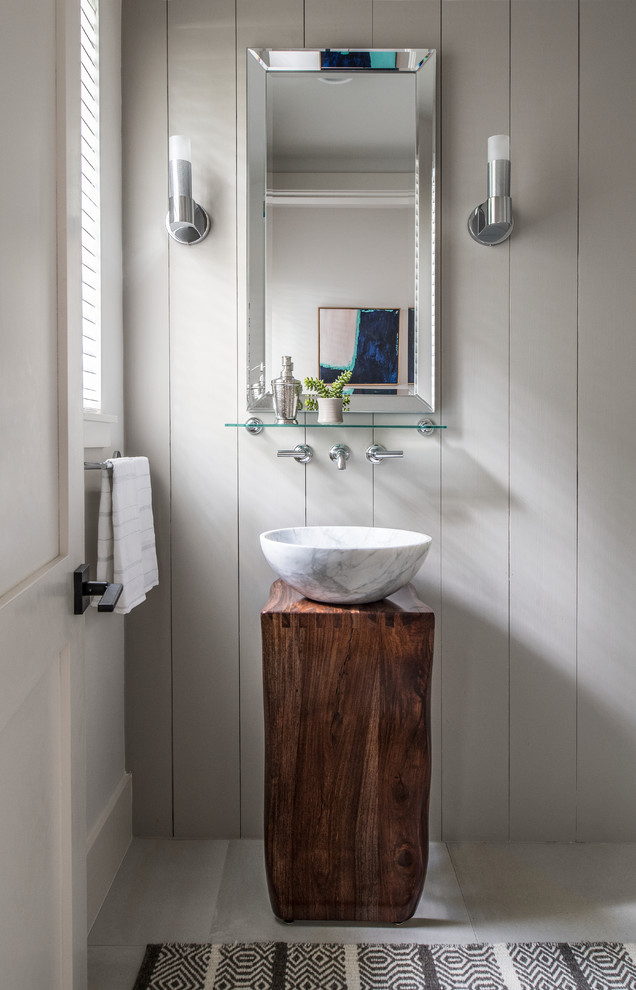 Стильный дизайн: туалет в стиле неоклассика (современная классика) с серыми стенами и настольной раковиной - последний тренд