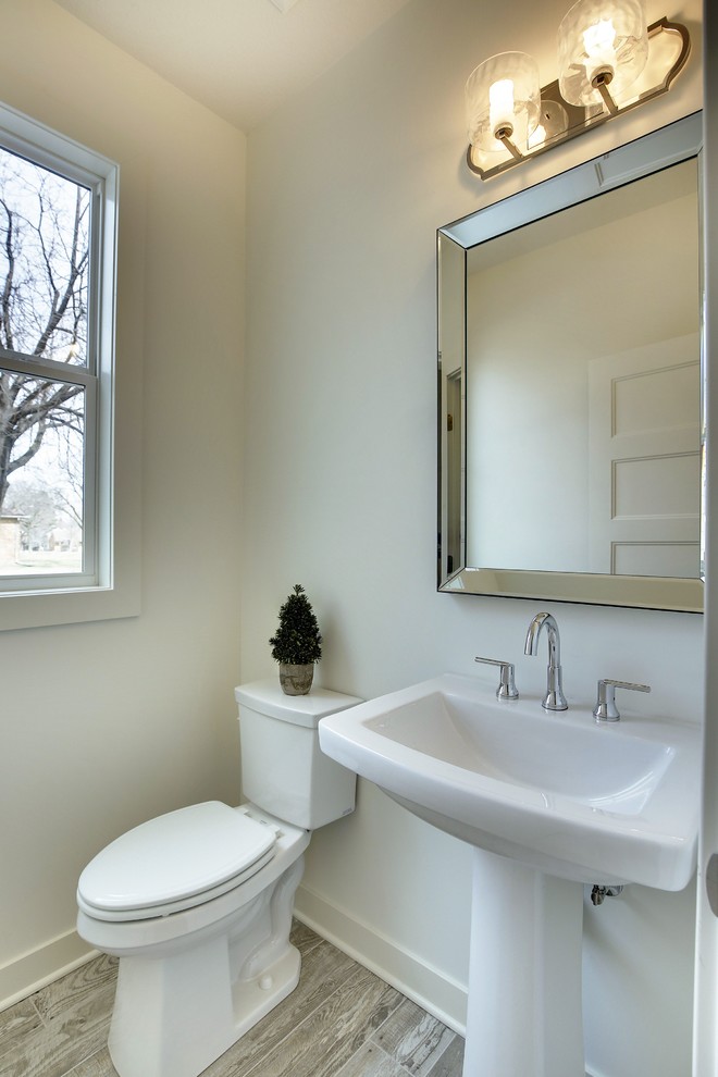 Mittelgroße Landhausstil Gästetoilette mit Wandtoilette mit Spülkasten, Keramikfliesen, weißer Wandfarbe, Keramikboden und Sockelwaschbecken in Minneapolis