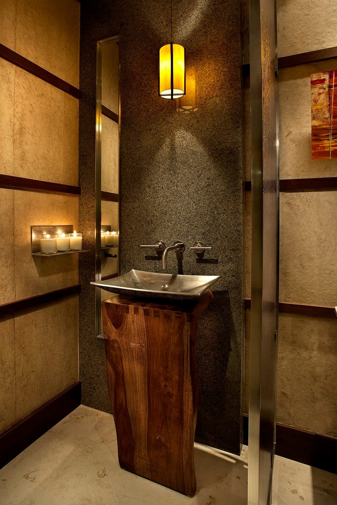 Ejemplo de aseo contemporáneo de tamaño medio con lavabo sobreencimera, puertas de armario de madera en tonos medios, paredes beige y suelo beige
