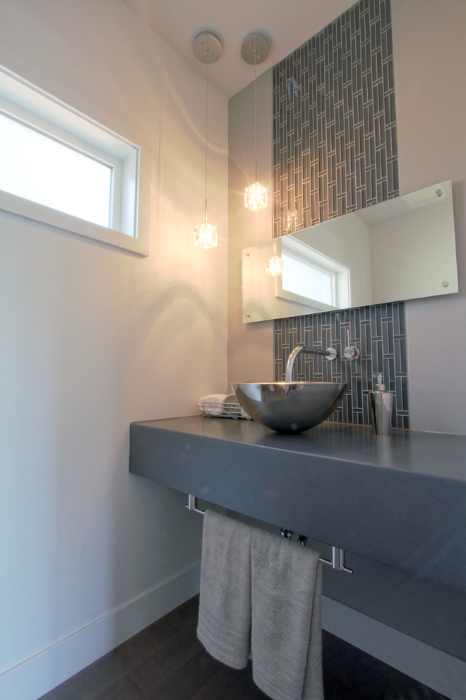 На фото: туалет среднего размера в стиле модернизм с настольной раковиной, столешницей из искусственного кварца, серой плиткой, плиткой мозаикой, серыми стенами и полом из керамогранита