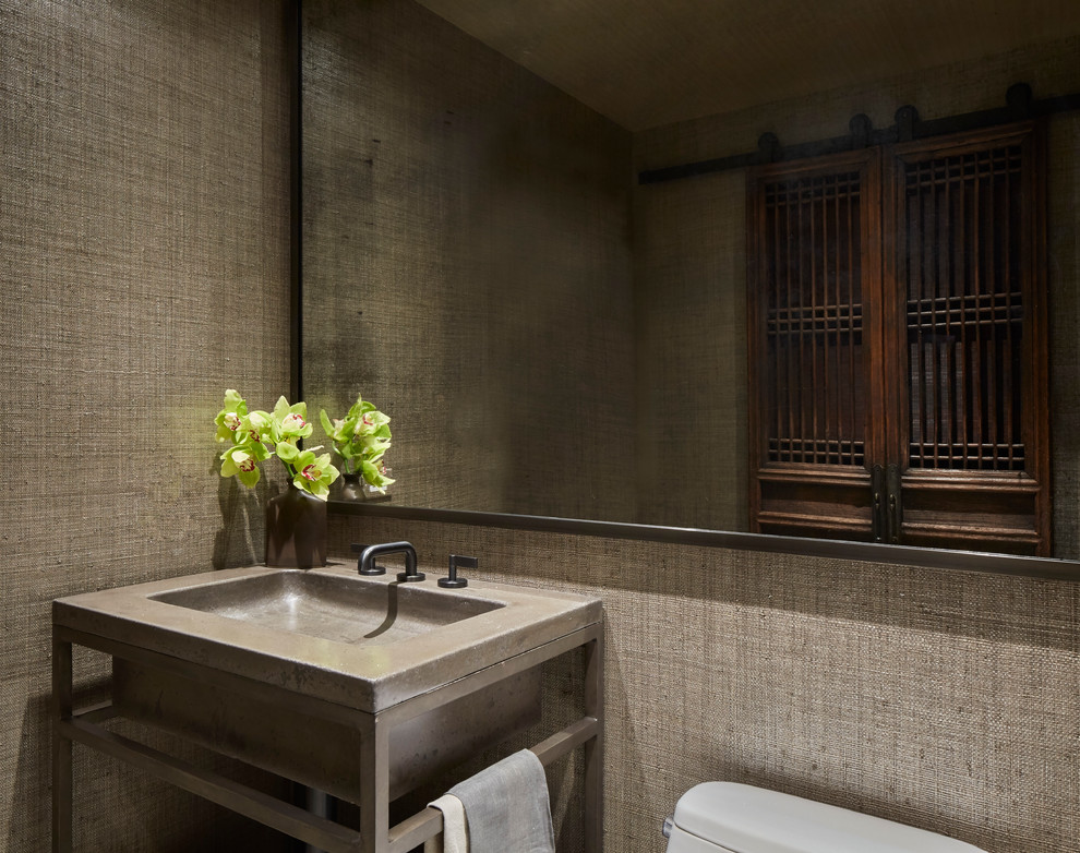 Mittelgroße Moderne Gästetoilette mit beiger Wandfarbe, Waschtischkonsole und Beton-Waschbecken/Waschtisch in Chicago