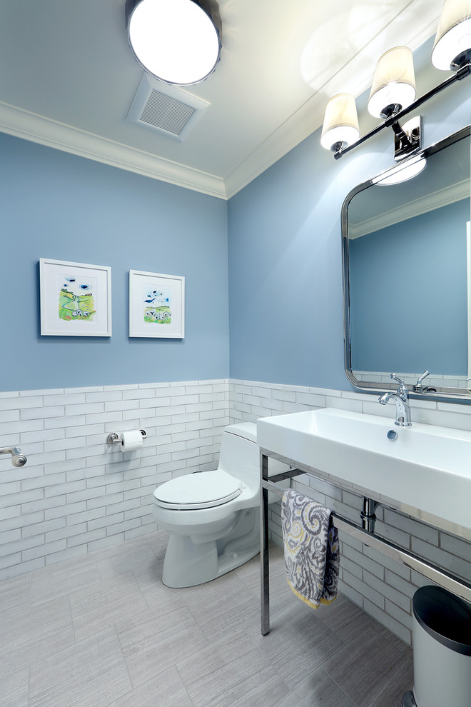 Foto di un bagno di servizio chic di medie dimensioni con nessun'anta, WC monopezzo, piastrelle bianche, pareti blu, parquet scuro, lavabo a colonna e piastrelle diamantate