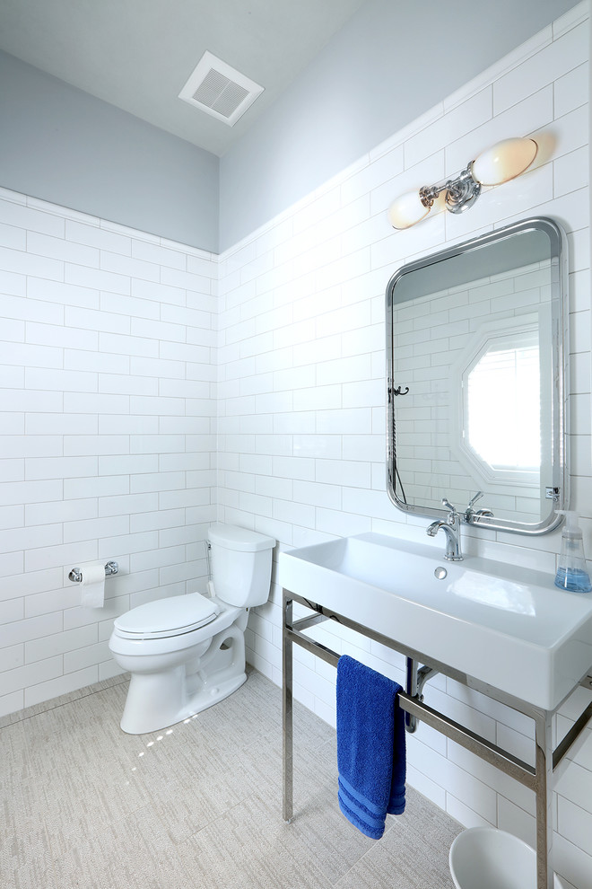 Idéer för mellanstora vintage toaletter, med en toalettstol med hel cisternkåpa, vit kakel, tunnelbanekakel, grå väggar, klinkergolv i keramik och ett piedestal handfat