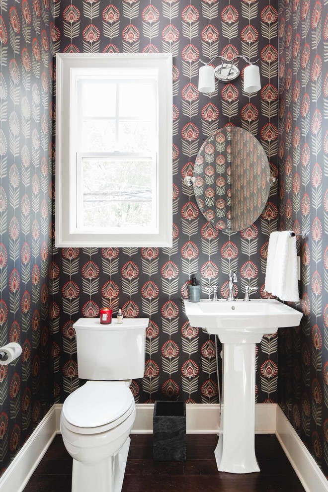 Immagine di un piccolo bagno di servizio bohémian con WC a due pezzi, pareti multicolore, pavimento con piastrelle in ceramica, lavabo a colonna e pavimento nero