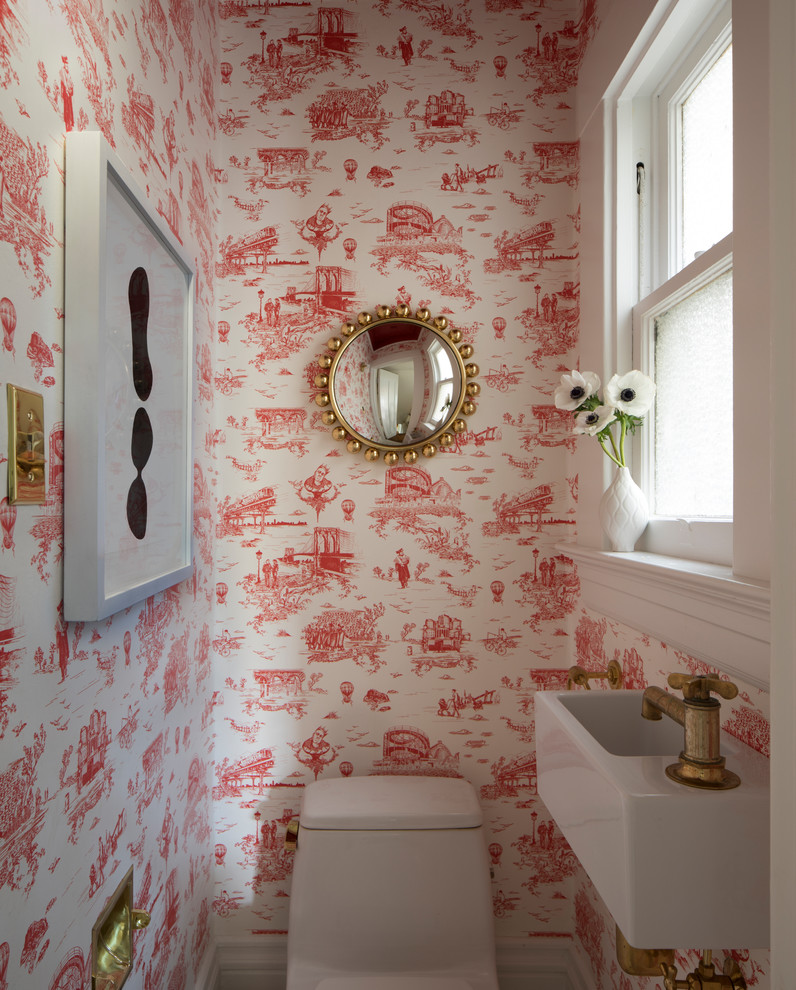 Exemple d'un WC et toilettes chic avec un mur rouge et un lavabo suspendu.