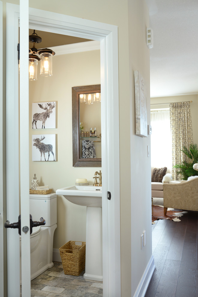 Idées déco pour un petit WC et toilettes montagne avec WC à poser, un mur beige, un lavabo de ferme, un sol gris et un sol en carrelage de porcelaine.